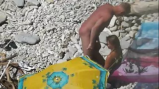 තෙත් පූසෙක් දී කුඩා දැරිය කෙළ