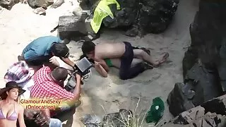 දෙකක් Milfs පිරිසක් ත්රිත්ව සඳහා ගයි දුෂණය