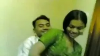 හොස්ටල් එකේ අසල්වැසියා විසින් කෙළ ගැසූ තරුණ මිතුරා සමග