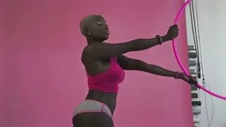 Busty බිරිඳ එක්ක නිදාගත්තා තුනක් විසින් කළු ජාතිකයන් ඉදිරිපිට පරපුරුෂයින්