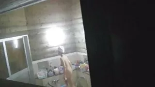 දෙකක් busty MILFS ඔවුන්ගේ මේස් මත තබා පිරිසක් මගුල සඳහා පැමිණි