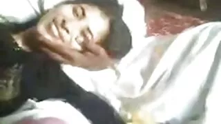 මිනිසා පස්ස තරුණ මනාලිය හා පෙම්වතා දී fucks