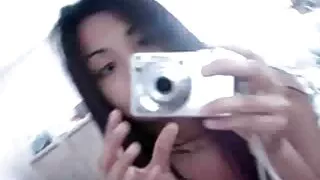 Latina බිරිඳ ඇඟ පුරා මයිල් සැමියා සමග යහන මත කෙළ